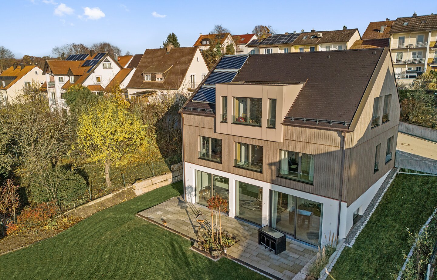 ERLUS Biberschwanzziegel Straight cut - Anthracite | © ERLUS 2024 ERLUS Biberschwanzziegel Straight cut - Anthracite | © ERLUS 2024